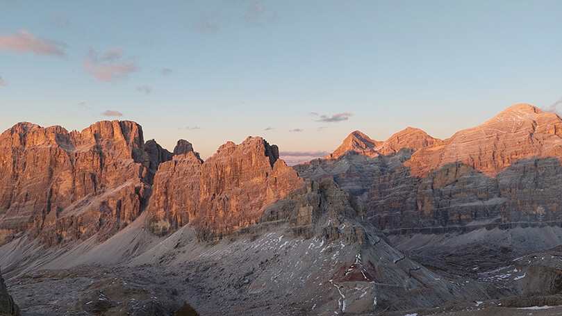 Bergpanorama bei Dämmerung